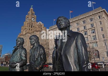 Die Bronzestatue der Beatles aus dem Jahr 2015 von Andy Edwards, am Pier Head, Stadtzentrum von Liverpool, Merseyside, England, Großbritannien, L3 1HN Stockfoto
