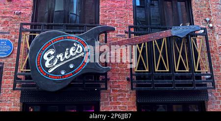 Der neue Erics Club, Erics-Live, mit Gitarre draußen, 9 Mathew Street, Cavern Walks, Liverpool, Merseyside, England, Großbritannien, L2 6RE Stockfoto