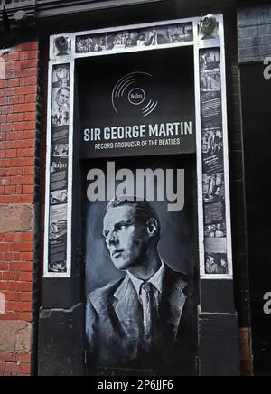 Gemälde in der Mathew Street, Sir George Martin - Plattenproduzent der Beatles, Cavern Walks, Liverpool, Merseyside, England, UK, L2 6RE Stockfoto