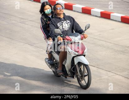 SAMUT PRAKAN, THAILAND, JANUAR 30 2023, das Paar fährt auf der Straße mit dem Motorrad. Stockfoto