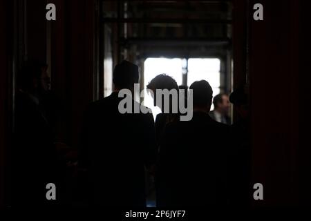 Washington, Vereinigte Staaten. 07. März 2023. US-Senator John Neely Kennedy (Republikaner von Louisiana) ist nach dem republikanischen politischen Mittagessen im US-Kapitol in Washington, DC, Dienstag, 7. März 2023, mit Reportern außerhalb der Senatskammer in Silhouette. Kredit: Rod Lamkey/CNP/dpa/Alamy Live News Stockfoto