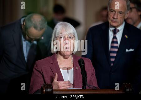 US-Senator Patty Murray (Demokrat von Washington) spricht während der Pressekonferenz zum Mittagessen des Senats Democratâs im US-Kapitol in Washington, DC, Dienstag, 7. März 2023. Kredit: Rod Lamkey/CNP Stockfoto