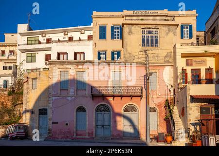 Blick auf den alten venezianischen Hafen von Haniaa und die Janissars-Moschee. Kreta, Griechenland. Stockfoto