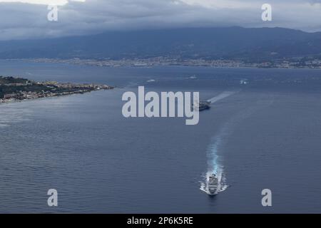 221126-N-NO777-1002 STRASSE VON MESSINA (26. November 2022) ITS Doria, Front, der Flugzeugträger der Nimitz-Klasse USS George H.W. Bush (CVN 77), der Ticonderoga-Klasse-Guided-Missile Cruiser USS Leyte Gulf (CG 55) und die italienische Navy Carlo Bergamini-Klasse-Fregatte CARABINIERE (F 593), Transit durch die Straße von Messina, 26. November 2022. Die George H.W. Bush CSG befindet sich in einem geplanten Einsatz in den USA Marinestreitkräfte Europa Einsatzgebiet, angestellt von den USA Sechste Flotte, die die Interessen der USA, Verbündeten und Partner verteidigt. (USA Navy von Mass Communication Specialist 3. Class Samuel Wagner) Stockfoto