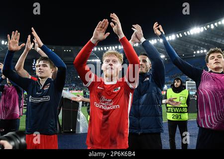 Spieler von AZ Alkmaat feiern den Sieg am Ende des Spiels während der UEFA Conference League Runde 16, First Leg 2022-2023 Match, Stadio Olimpico, Lazio V Az Alkmaar, 7. März 2023 (Foto: AllShotLive/Sipa USA) Guthaben: SIPA USA/Alamy Live News Stockfoto