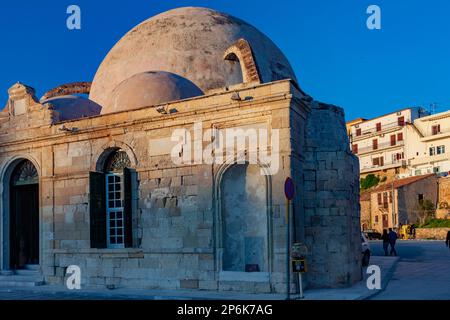 Blick auf den alten venezianischen Hafen von Haniaa und die Janissars-Moschee. Kreta, Griechenland. Stockfoto