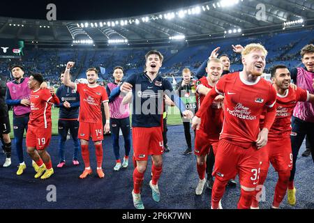 Spieler von AZ Alkmaat feiern den Sieg am Ende des Spiels während der UEFA Conference League Runde 16, First Leg 2022-2023 Match, Stadio Olimpico, Lazio V Az Alkmaar, 7. März 2023 (Foto: AllShotLive/Sipa USA) Guthaben: SIPA USA/Alamy Live News Stockfoto