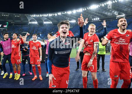 Spieler von AZ Alkmaat feiern den Sieg am Ende des Spiels während der UEFA Conference League Runde 16, First Leg 2022-2023 Match, Stadio Olimpico, Lazio V Az Alkmaar, 7. März 2023 (Foto: AllShotLive/Sipa USA) Guthaben: SIPA USA/Alamy Live News Stockfoto