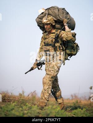 EIN US-AMERIKANISCHER Ein Fallschirmjäger der 82. Luftwaffe geht zu seinem Sammelpunkt, nachdem er während der Übung Cobra Gold 2023, nahe Thanarat Drop Zone, Königreich Thailand, am 2. März 2023 eine strategische Luftwaffe mit Soldaten der Royal Thai Army durchgeführt hat. Cobra Gold, jetzt im 42. Jahr, ist eine von Thailand und den USA mitgesponserte Trainingsereignis, die auf der langjährigen Freundschaft zwischen den beiden alliierten Nationen aufbaut und eine starke multinationale Truppe zusammenbringt, um Frieden und Sicherheit in der Region zu fördern und so ein freies und offenes Indo-Pazifik zu unterstützen. (USA Geburtsdatum: 21.7.1956 Stockfoto