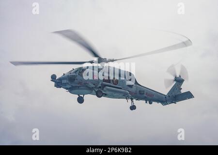 NATUNA SEA (28. Februar 2023) ein MH-60R SeaHawk, angeschlossen an Helicopter Maritime Strike Squadron (HSM) 35, startet vom Cockpit des Kampfschiffs USS Oakland der Independence-Klasse (LCS 24), während das Schiff über das Natuna-Meer fährt, am 28. Februar 2023. Oakland, Teil des Destroyer-Geschwaders 7, befindet sich in einem Rotationseinsatz und operiert im US-Flottengebiet 7., um die Interoperabilität mit Alliierten und Partnern zu verbessern und als einsatzbereite Eingreiftruppe zur Unterstützung einer freien und offenen Region Indo-Pazifik zu dienen. (USA Marinefoto von Mass Communication Specialist 2. Class Sang Kim) Stockfoto