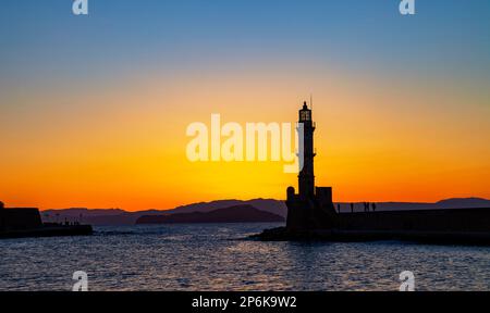 Blick auf den alten venezianischen Hafen von Haniaa und die Janissars-Moschee. Kreta, Griechenland. Stockfoto