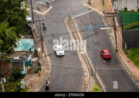 Salvador, Bahia, Brasilien - 24. September 2022: Intensiver Verkehr auf den Straßen des Viertels Pernambues in Salvador, Bahia. Stockfoto