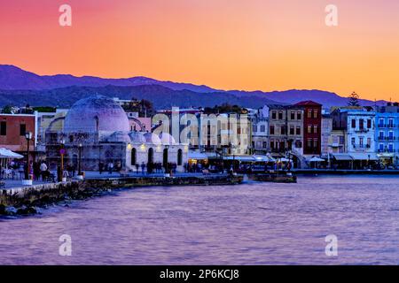 Blick auf den alten venezianischen Hafen von Haniaa und die Janissars-Moschee. Kreta, Griechenland. Stockfoto