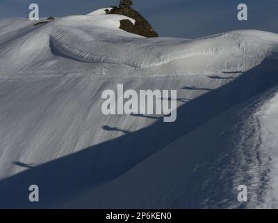 Zwei Alpinisten gehen auf Schnee Stockfoto