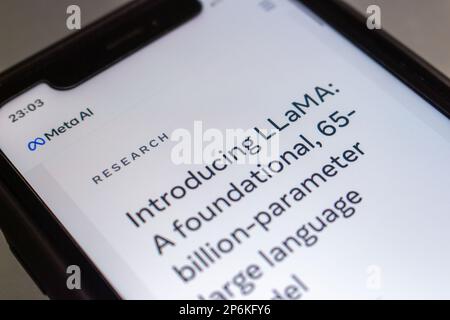 Metas Blog-Beitrag „Introducing Lama: A Basic, 65-Milliarden-Parameter large language model“ auf iPhone. Llama (großes Sprachmodell Meta AI) Stockfoto