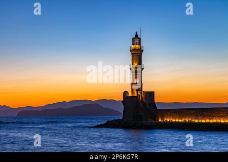 Blick auf den alten venezianischen Hafen von Haniaa und die Janissars-Moschee. Kreta, Griechenland. Stockfoto