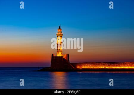 Blick auf den alten venezianischen Hafen von Haniaa und die Janissars-Moschee. Kreta, Griechenland. Stockfoto