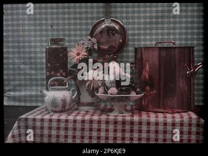 Unbekannt (Französisch, 19. Jahrhundert), Still Life with Copper Pots, c. 1910, Autochrome. Stockfoto