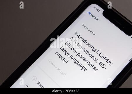 Metas Blog-Beitrag „Introducing Lama: A Basic, 65-Milliarden-Parameter large language model“ auf iPhone. Llama (großes Sprachmodell Meta AI) Stockfoto