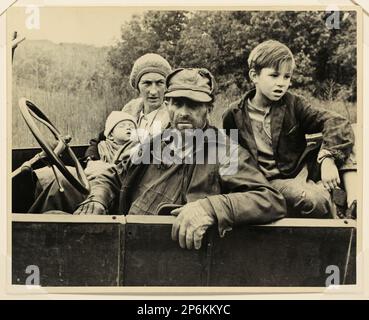 Ben Shahn, Eine mittellose Familie, Ozark Mountains Area (Arkansas), 1935, klassischer Silberdruck. Stockfoto