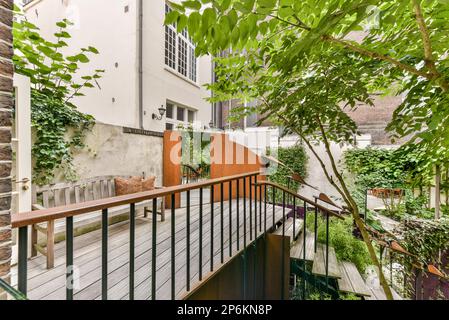 Amsterdam, Niederlande - 10. April 2021: Ein Außenbereich mit einigen Pflanzen auf dem Balkon und Treppen bis zur oberen Ebene, die sehr gepflegt ist Stockfoto