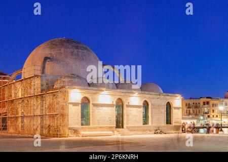 Blick auf den alten venezianischen Hafen von Haniaa und die Janissars-Moschee. Kreta, Griechenland. Stockfoto