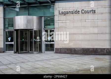 Belfast City, Co Antrim, Nordirland, Februar 17. 2023. Blick auf die PSNI-Zentrale von der Beschilderung zur Straße Stockfoto