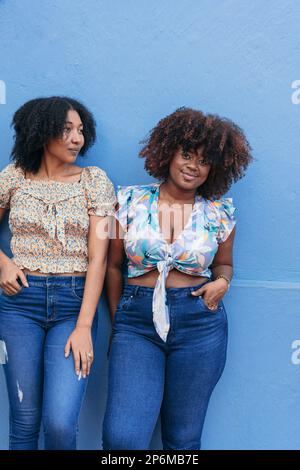 Porträt von zwei Afro-Frauen, die in die Kamera schauen Stockfoto