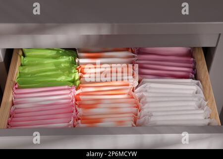 Schrankschublade mit verschiedenen Menstruationsmatten öffnen, schließen Stockfoto