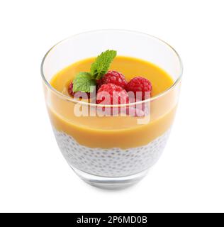 Köstlicher Chia-Pudding mit Mangosauce und Himbeeren auf weißem Hintergrund Stockfoto