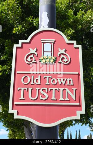 TUSTIN, KALIFORNIEN - 7. MÄRZ 2023: Old Town Tustin-Schild, eine Gegend um eine Gruppe historischer Gebäude an der Main Street und El Camino Real Stockfoto