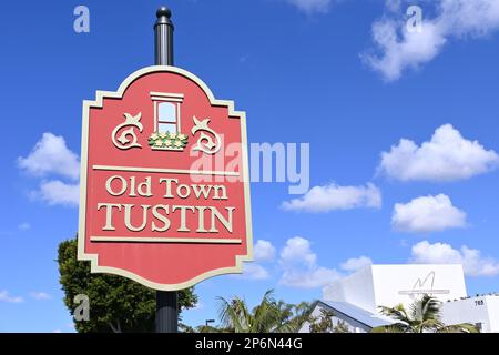 TUSTIN, KALIFORNIEN - 7. MÄRZ 2023: Old Town Tustin-Schild, eine Gegend um eine Gruppe historischer Gebäude an der Main Street und El Camino Real Stockfoto