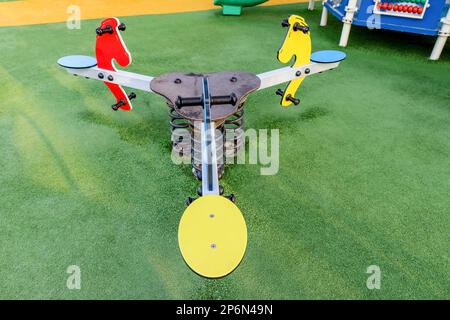 Frühlingsschaukel auf Kinderspielplatz Stockfoto