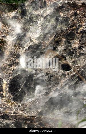 Fumarole Field in Bukit Kasih, ein beliebtes Ziel für Natur-, Kultur- und religiösen Tourismus im Dorf Kanonang, West Kawangkoan, Minahasa, North Sulawesi, Indonesien. Stockfoto