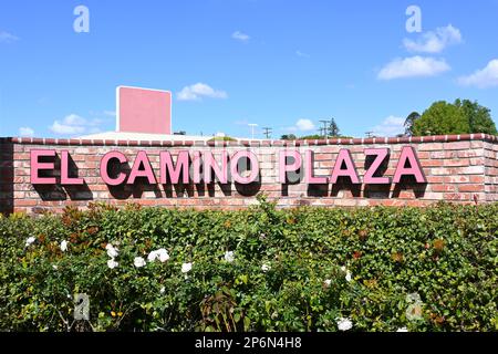 TUSTIN, KALIFORNIEN - 7. MÄRZ 2023: El Camino Plaza Schild, ein Einkaufszentrum in der Altstadt von Tustin. Stockfoto