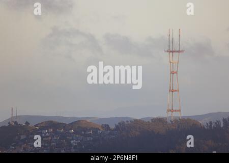 Sutro Tower über den Hügeln von San Francisco und Wohnviertel an grauem Tag Stockfoto