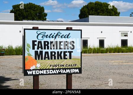 TUSTIN, KALIFORNIEN - 7. MÄRZ 2023: „Farmers Market“-Schild auf dem El Camino Real in der Altstadt von Tustin. Stockfoto