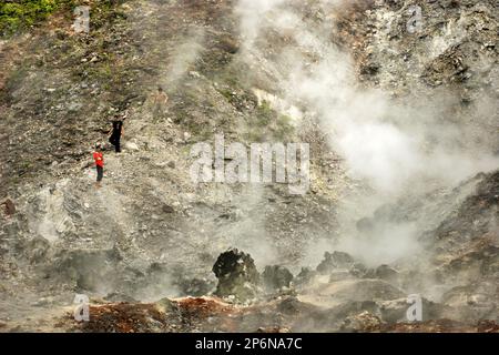 Besucher können sich auf dem Fumarole Field im Bukit Kasih Vergnügen, einem beliebten Ziel für Natur-, Kultur- und religiösen Tourismus im Dorf Kanonang, West Kawangkoan, Minahasa, North Sulawesi, Indonesien. Stockfoto