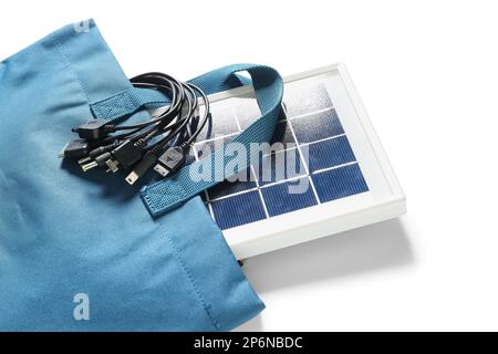 Tasche mit tragbarem Solarmodul und Kabeln auf weißem Hintergrund, Nahaufnahme Stockfoto