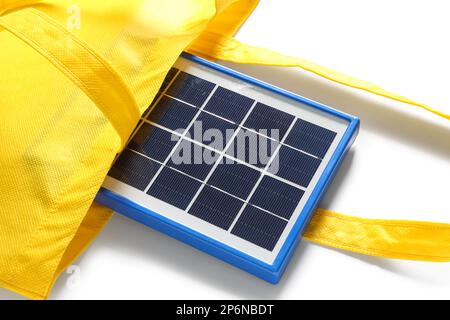 Tasche mit tragbarem Solarmodul auf weißem Hintergrund, Nahaufnahme Stockfoto