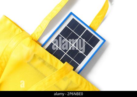 Tasche mit tragbarem Solarmodul auf weißem Hintergrund, Nahaufnahme Stockfoto