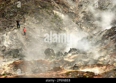 Besucher können sich auf dem Fumarole Field im Bukit Kasih Vergnügen, einem beliebten Ziel für Natur-, Kultur- und religiösen Tourismus im Dorf Kanonang, West Kawangkoan, Minahasa, North Sulawesi, Indonesien. Stockfoto