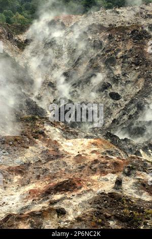 Fumarole Field in Bukit Kasih, ein beliebtes Ziel für Natur-, Kultur- und religiösen Tourismus im Dorf Kanonang, West Kawangkoan, Minahasa, North Sulawesi, Indonesien. Stockfoto