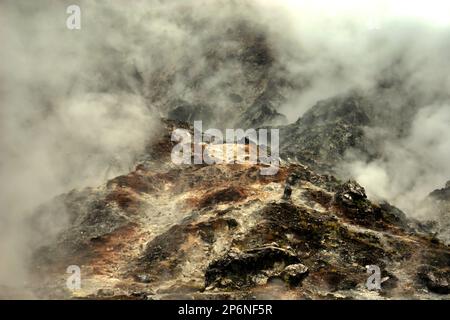 Fumarole Field in Bukit Kasih, ein beliebtes Ziel für Natur-, Kultur- und religiösen Tourismus im Dorf Kanonang, West Kawangkoan, Minahasa, North Sulawesi, Indonesien. Stockfoto