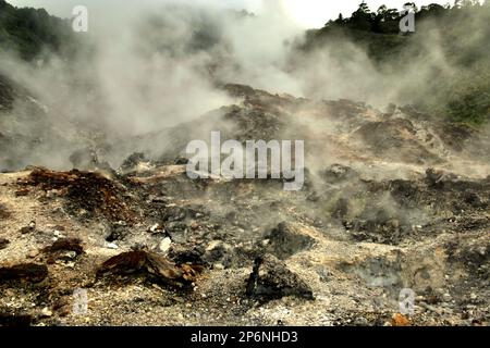 Fumarole Field in Bukit Kasih, ein beliebtes Ziel für Natur-, Kultur- und religiösen Tourismus im Dorf Kanonang, West Kawangkoan, Minahasa, North Sulawesi, Indonesien. Stockfoto