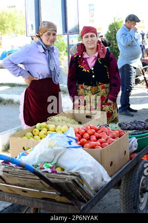 Usbekische Frauen auf einem lokalen Markt in Bukhara, Usbekistan. Stockfoto