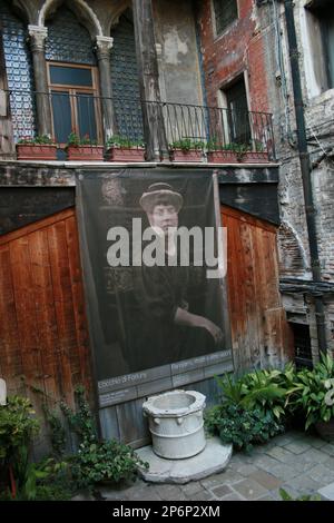 2006 , august, Venedig, ITALIEN : das Museum PALAZZO FORTUNY ( Palazzo Pesaro degli Orfei ) wurde nach den Restaurationen wieder eröffnet. Mariano Fortuny y Madrazo ( 1871 - 1949 ) - VENEZIA - TURISMO - TURISMUS - ARTE - BILDENDE KUNST - ITALIA - GEOGRAFIE - GEOGRAFIA - MUSEO ---- Foto von Giovanbattista BRAMBILLA --- ARCHIVIO GBB Stockfoto