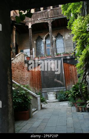 2006 , august , Venedig, ITALIEN : das Museum PALAZZO FORTUNY ( Palazzo Pesaro degli Orfei ) wurde nach den Restaurationen wieder eröffnet. Haus des gefeierten Malers und Fotografen Mariano Fortuny y Madrazo ( 1871 - 1949 ). - VENEZIA - TURISMO - TURISM - ARTE - VISUAL ARTS - ITALIA - GEOGRAFIE - GEOGRAFIA - MUSEO ---- FOTO VON GIOVANBATTISTA BRAMBILLA -- ARCHIVIO GBB Stockfoto