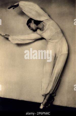 1927 Ca , Berlin , Deutschland : die moderne Avantgarde deutsche Tänzerin Ballerina AENNE OSBORN . Gelehrter bei den Lehrern Manny Hildenbrandt und Mary Wigman , Tänzerin im Stadttheater in Bamberg . Foto von Nini & Carry Hess - BALLERINA - TÄNZER - BALLETTO - DANZA - TANZ - DIVA - DIVINA - AVANGUARDIA - GERMANIA - KABARETT - VARIETÉ - TEATRO - THEATER - Theater - Moderno - MODERNISMO - MODERNISMUS - ART DECO ---- Archivio GBB Stockfoto