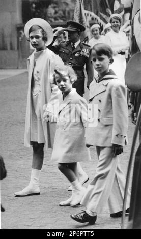 1939 , Bruxelles , Belgien : der Kronprinz BADOUIN ( 1930 - 1993 , der künftige König Badouin I von Belgien ) mit den Brüdern ALBERT (geboren am 1934 , künftiger König Albert II von Belgien ) und JOSEPHINE CHARLOTTE ( 1927 - 2005 , Großherzogin von LUXEMBURG , Verheiratet im Jahr 1953 mit Prinz Jean von Nassau Prinz von Bourbon-Parma Großherzog von Luxemburg , Kinder von König Leopold III von Belgien ( 1901 - 1983 ) und Königin ASTRID von BELGIEN ( geboren Prinzesse von Schweden , 1905 - tot im Autowrack bei Kussnacht , Schweiz 29. august 1935 ).- SAXE COBURG GOTHA - Haus BRABANT - BRABANTE - BALDOVINO - Jose Stockfoto